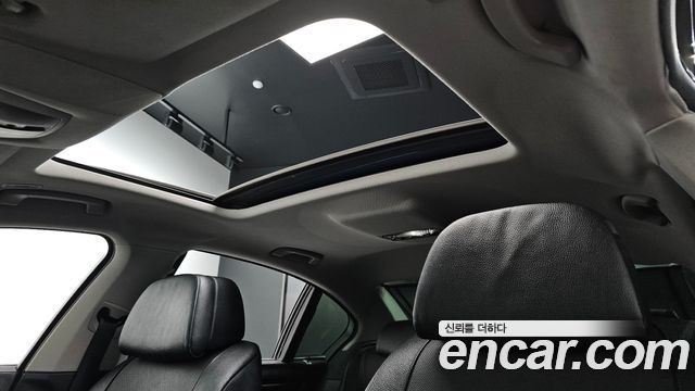 BMW 7-Series 2011 — photo 17