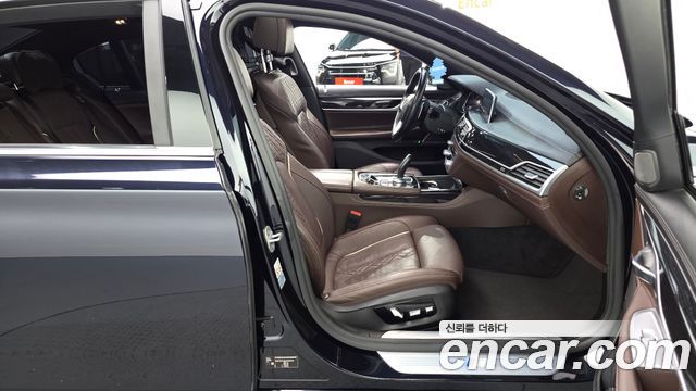 BMW 7-Series 2018 — photo 10