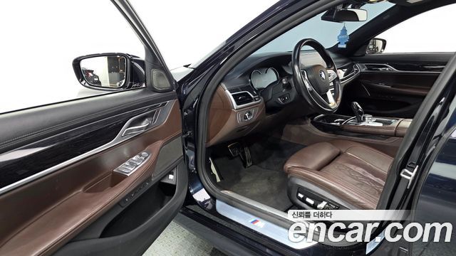 BMW 7-Series 2018 — photo 11
