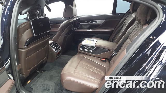 BMW 7-Series 2018 — photo 12