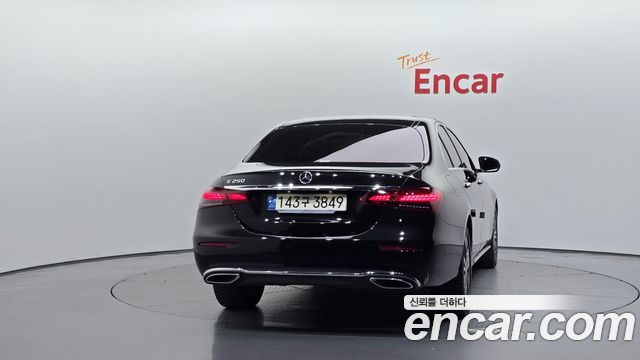 Mercedes-Benz E-Class 2023 — photo 4