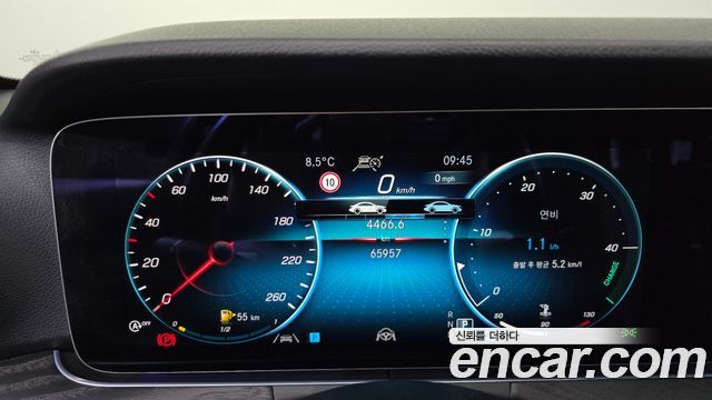 Mercedes-Benz E-Class 2023 — photo 11