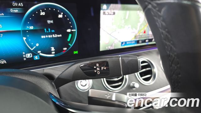 Mercedes-Benz E-Class 2023 — photo 12