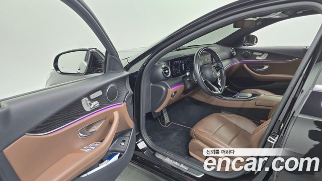 Mercedes-Benz E-Class 2023 — photo 13