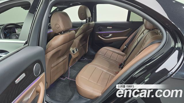 Mercedes-Benz E-Class 2023 — photo 17