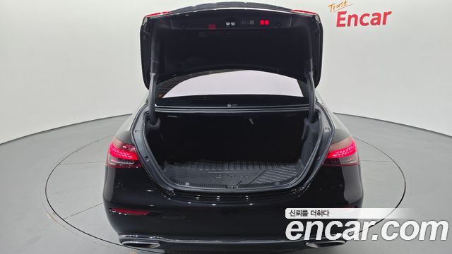 Mercedes-Benz E-Class 2023 — photo 25