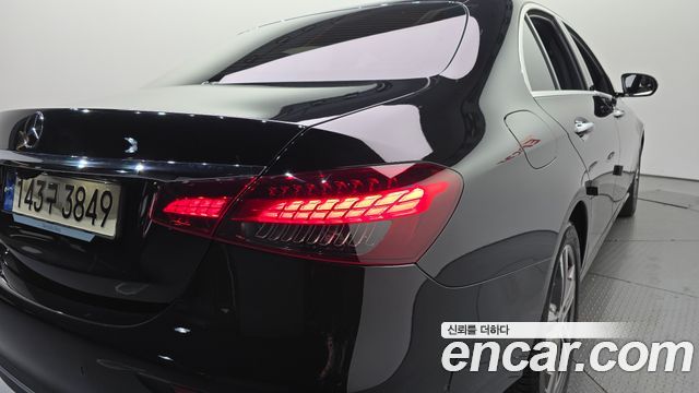Mercedes-Benz E-Class 2023 — photo 9
