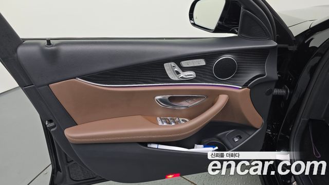 Mercedes-Benz E-Class 2023 — photo 14