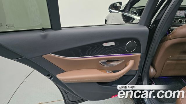 Mercedes-Benz E-Class 2023 — photo 15
