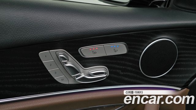 Mercedes-Benz E-Class 2023 — photo 30