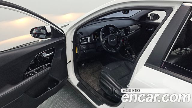 Kia Niro 2017 — photo 17
