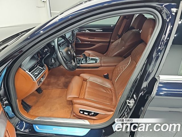 BMW 7-Series 2017 — photo 11