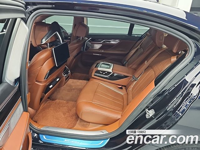 BMW 7-Series 2017 — photo 12