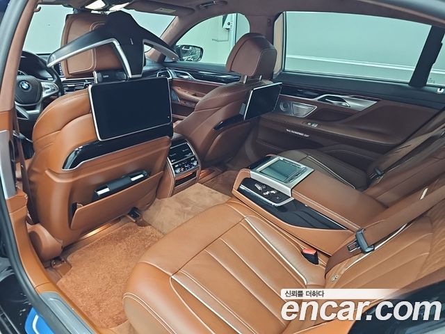 BMW 7-Series 2017 — photo 14
