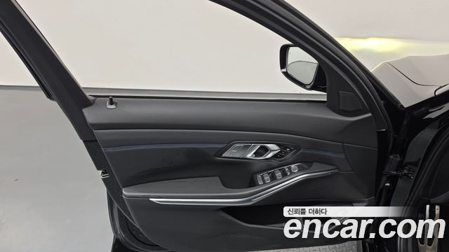 BMW 3-Series 2022 — photo 14