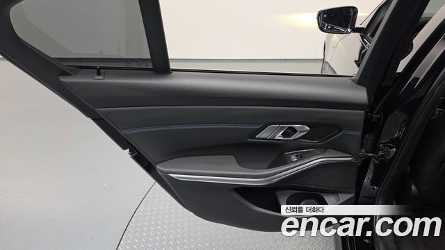 BMW 3-Series 2022 — photo 15