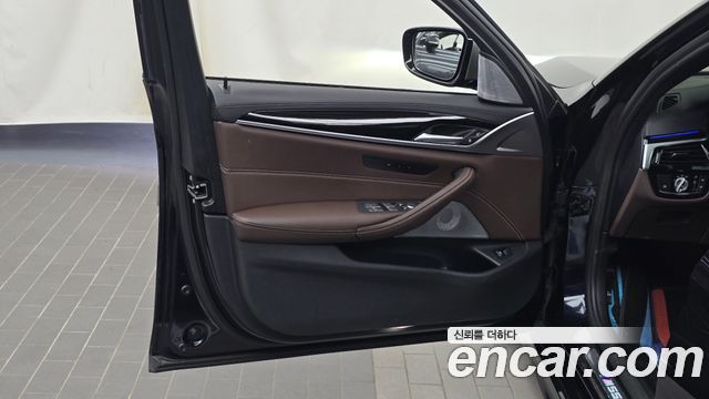 BMW 5-Series 2022 — photo 14