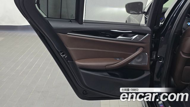 BMW 5-Series 2022 — photo 15