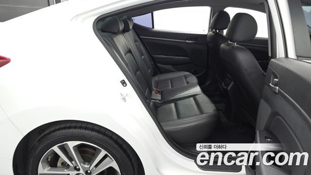 Hyundai AVANTE 2018 — photo 11