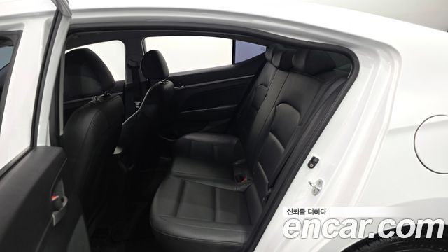 Hyundai AVANTE 2018 — photo 12