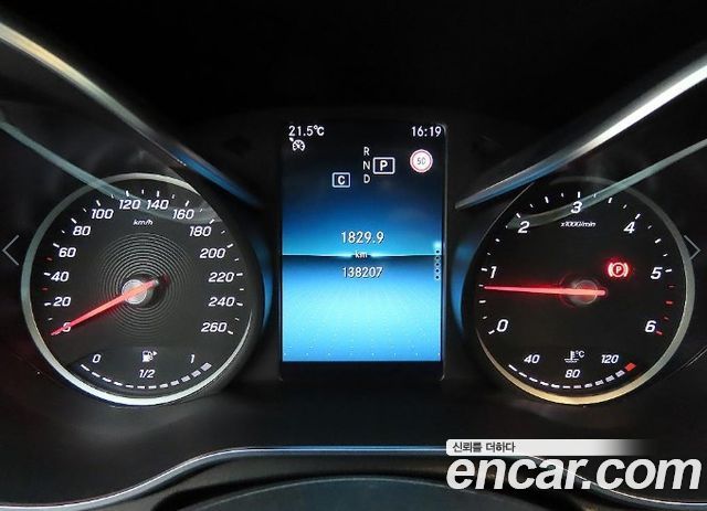 Mercedes-Benz C-Class 2019 — photo 9