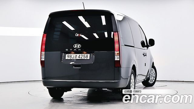 Hyundai Staria 2025 — photo 2