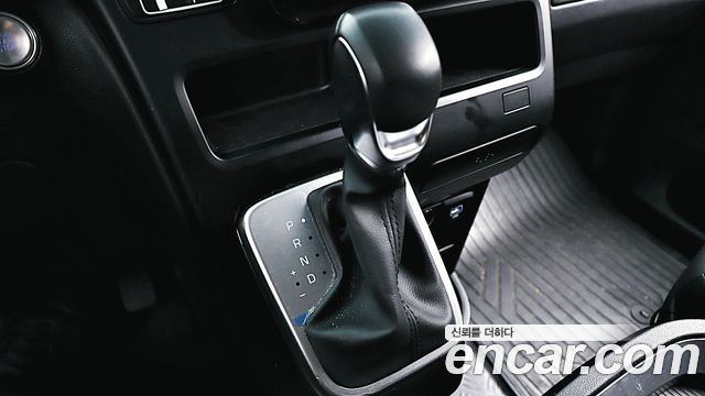 Hyundai Staria 2025 — photo 9