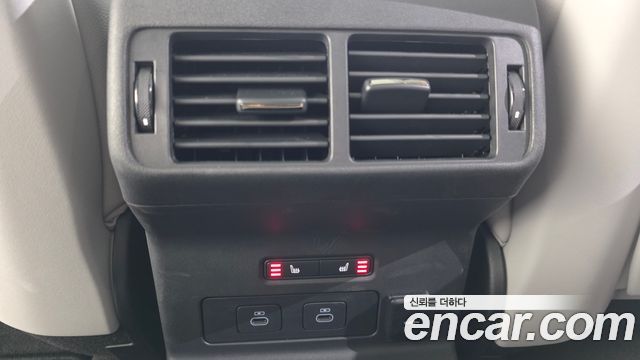 Land Rover Range Rover Velar 2026 — photo 18