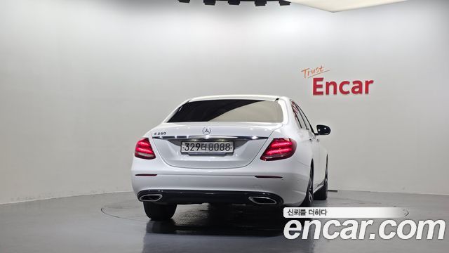 Mercedes-Benz E-Class 2020 — photo 4