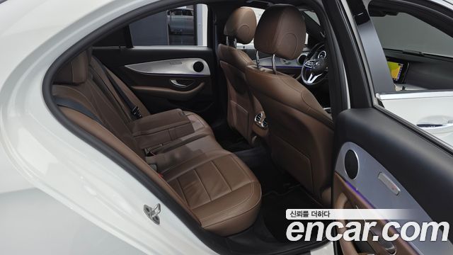 Mercedes-Benz E-Class 2020 — photo 17