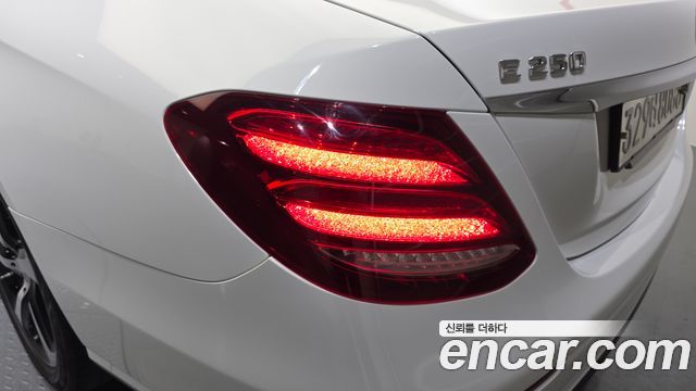 Mercedes-Benz E-Class 2020 — photo 9