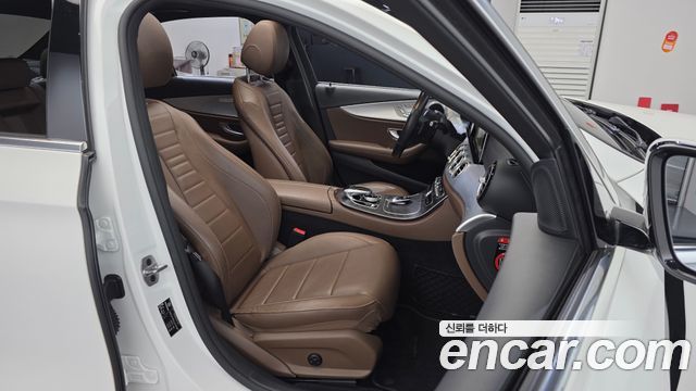 Mercedes-Benz E-Class 2020 — photo 16