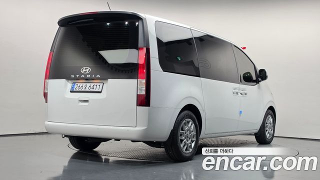 Hyundai Staria 2025 — photo 2