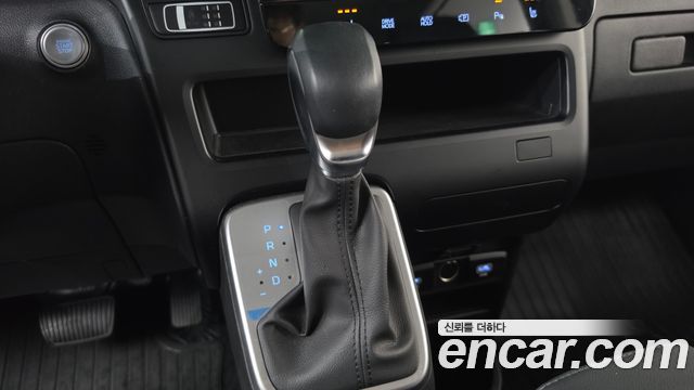 Hyundai Staria 2025 — photo 12