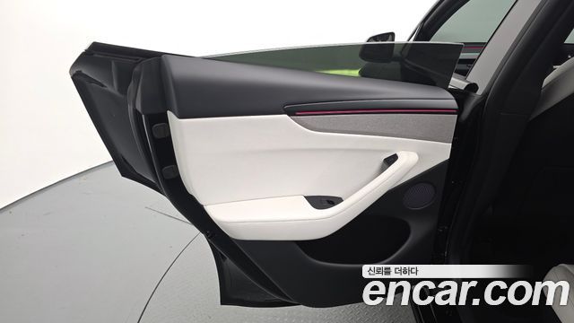 Tesla Model Y 2026 — photo 15