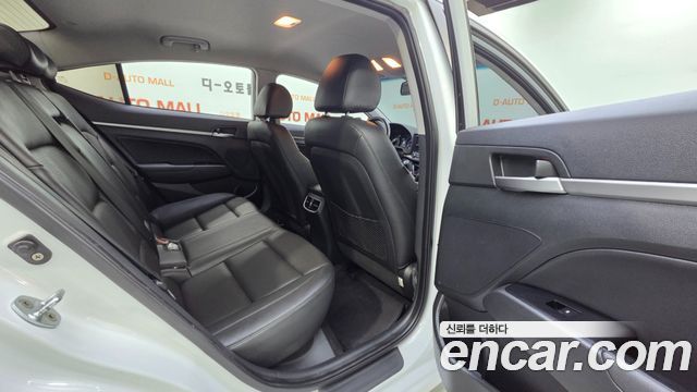 Hyundai AVANTE 2016 — photo 16