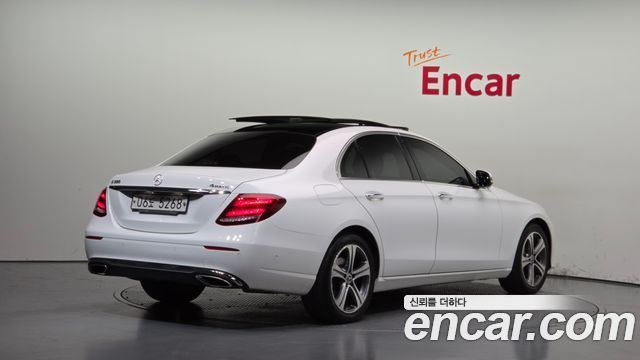 Mercedes-Benz E-Class 2017 — photo 2