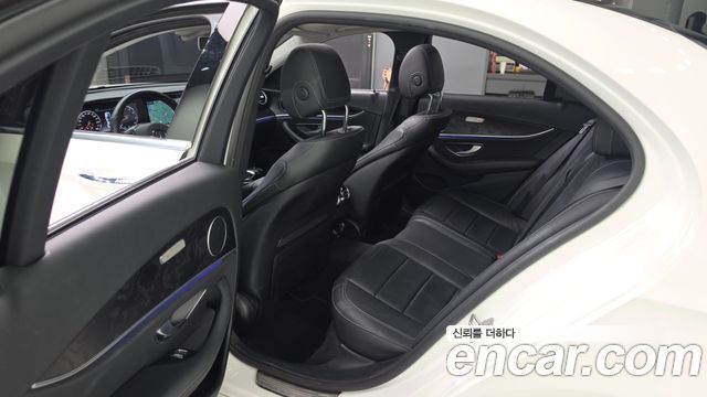 Mercedes-Benz E-Class 2017 — photo 11