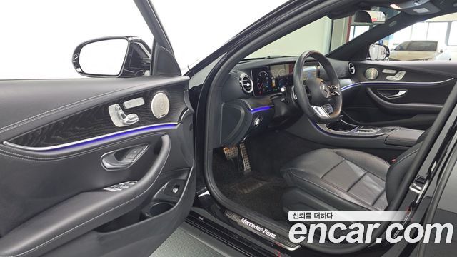 Mercedes-Benz E-Class 2023 — photo 10