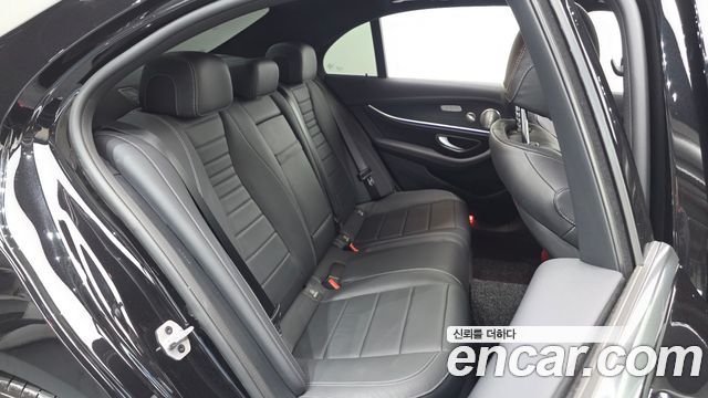 Mercedes-Benz E-Class 2023 — photo 11
