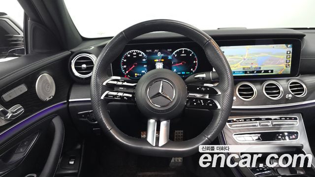 Mercedes-Benz E-Class 2023 — photo 12