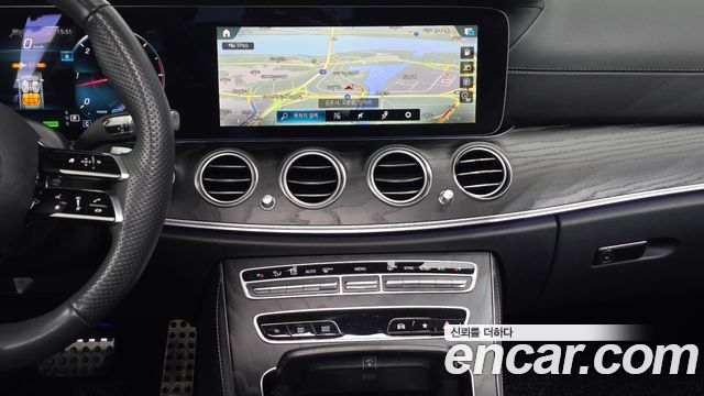 Mercedes-Benz E-Class 2023 — photo 13