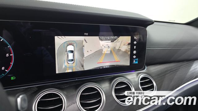Mercedes-Benz E-Class 2023 — photo 14