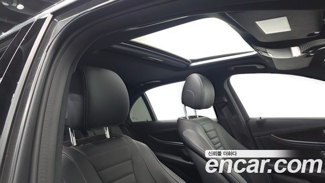 Mercedes-Benz E-Class 2023 — photo 17