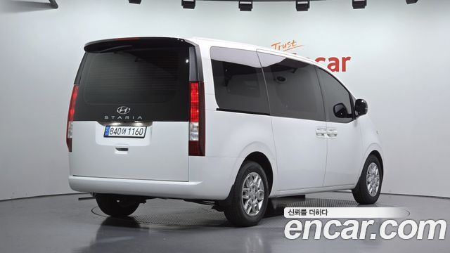 Hyundai Staria 2023 — photo 2