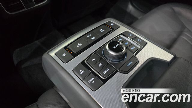 Genesis G80 2017 — photo 28