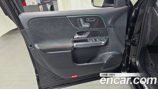 Mercedes-Benz GLB-Class 2021 — photo 14
