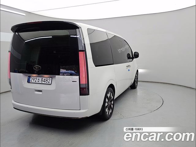 Hyundai Staria 2023 — photo 2