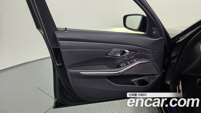 BMW 3-Series 2023 — photo 14
