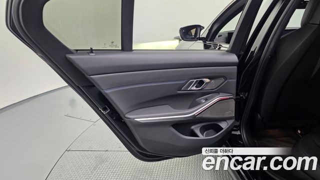 BMW 3-Series 2023 — photo 15
